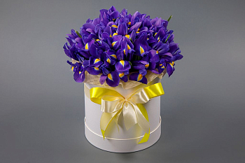 Букет из ирисов в шляпной коробке Ириска Букет из ирисов в шляпной коробке Ириска