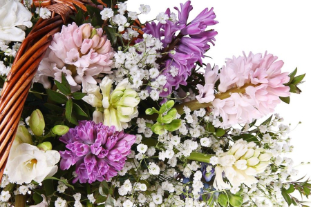 Букет с гиацинтами Дом у озера в корзине