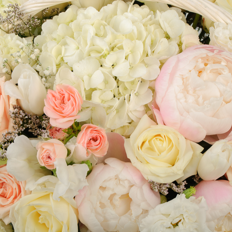 Букет в корзине Поцелуй невинности