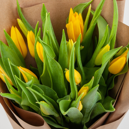 Букет 15 тюльпанов в крафтовой бумаге, желтые
