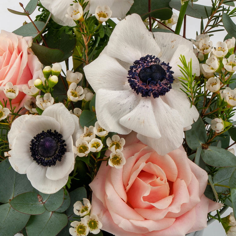 Композиция в кашпо Тонкие лепестки