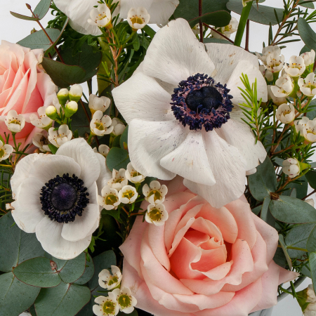 Композиция в кашпо Тонкие лепестки