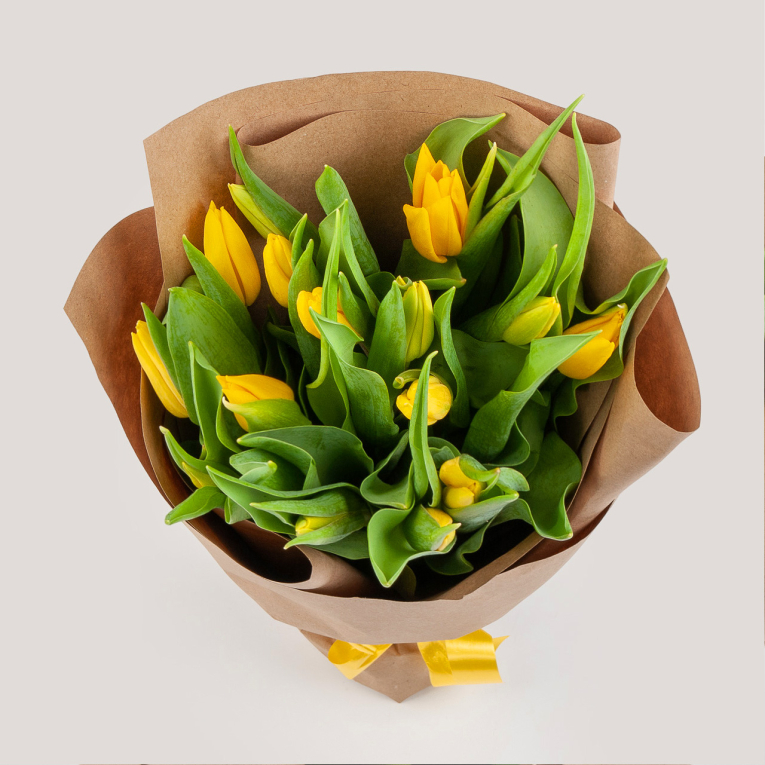 Букет 15 тюльпанов в крафтовой бумаге, желтые