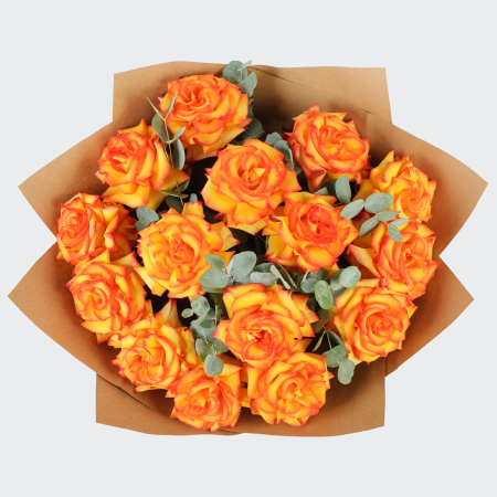 Букет из 15 роз Искры страсти (в крафте)