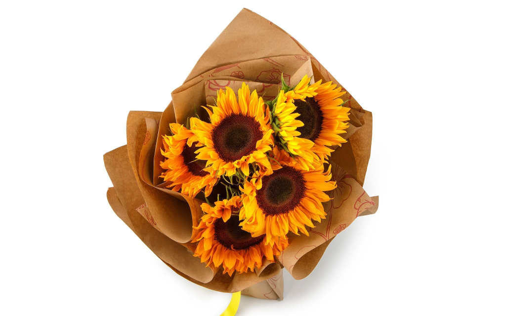 Букет из 5 подсолнухов в крафт-упаковке